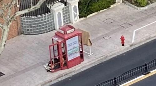 Covid19: În Shanghai o femeie a stat în carantină într-o cabină telefonică timp de o lună 