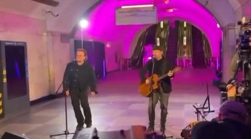 Bono și The Edge susțin un concert în metroul din Kiev: "Zelensky ne-a invitat să cântăm la Kiev și așa am venit să facem"