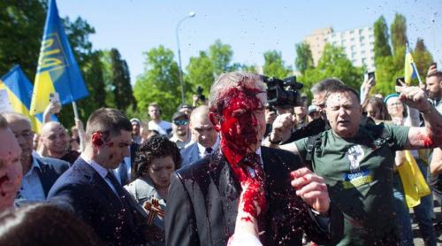 Ambasadorul Rusiei în Polonia a fost stropit cu sânge fals de activiști pro-ucraineni: "agresiune deplorabilă" spune Ministrul polonez de externe