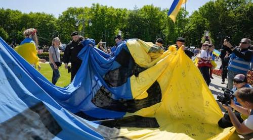 Poliția germană a înlăturat steagul ucrainean la Memorialul Sovietic din Berlin: „o greșeală” denunță Kievul