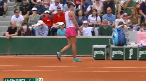 Irina-Camelia Begu aruncă cu racheta în mulțime și evită la limită descalificarea de la Roland-Garros