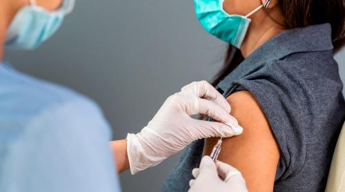 Covid-19: cercetătorii au găsit o explicație de ce persoanele vaccinate au dezvoltat forme grave ale bolii