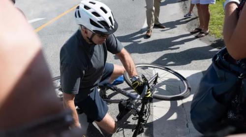 Joe Biden a căzut de pe bicicletă în timp ce staționa