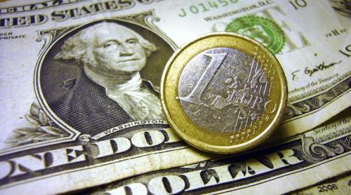 Euro valorează mai puțin decât dolarul, o premieră de douăzeci de ani