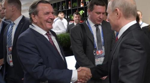Schröder s-a întors de la Moscova: "Kremlinul vrea o soluție negociată"