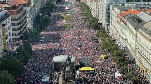 Manifestație masivă la Praga împotriva inflației, a UE și a NATO