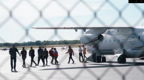 SUA: Migranții trimiși pe o insulă de lux au fost transferați la o bază militară