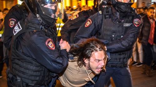 Rusia: Protestatarii arestați de poliție au primit ordin să se înroleze în armată, spune ONG-ul OVD-Info 
