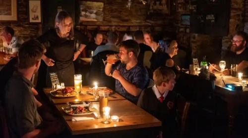 Pentru a reduce factura de energie electrică un pub din Anglia este iluminat doar cu lumânări: "Romantic, nu-i aşa?"