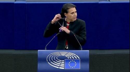 "Femeile iraniene se aud până aici”: o euro-deputată suedeză își taie părul în Parlament