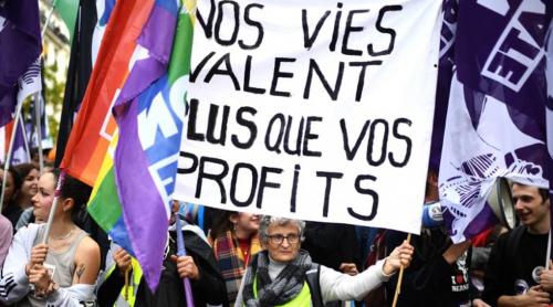 Mii de oameni au mainfestat pe străzile Parisului pentru a protesta împotriva creșterii prețurilor
