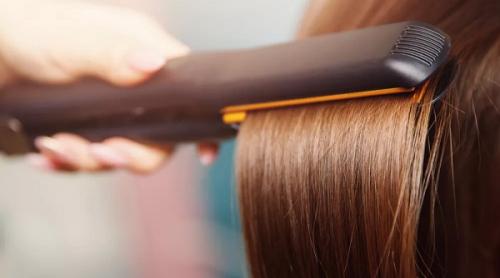 Studiu: Produsele pentru îndreptarea părului cresc riscul de cancer uterin