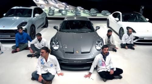 Activiștii ecologiști si-au lipit mâinile de podeaua expoziției Porsche - și apoi s-au plâns că „nu au primit un castron în care să-și facă nevoile”