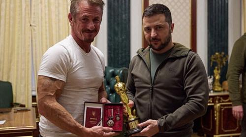 Sean Penn îi oferă Oscarul lui Zelensky