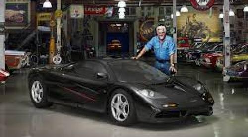 Colecția de automobile i-a venit de hac: Jay Leno a suferit arsuri grave în timp ce se afla în garajul său