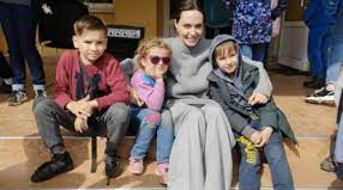 Angelina Jolie critică guvernul SUA pentru lipsa de atitudine față de atrocitățile pe care le trăiesc ucrainencele