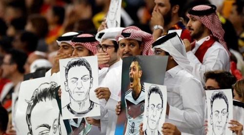 Suporterii din Qatar răspund la gestul jucătorilor germani cu portrete ale lui Mesut Özil