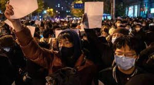 Sub presiunea protestelor, oficialii chinezi se gândesc să schimbe măsurile de control ale pandemiei