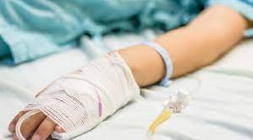 O familie riscă să piardă tutela copilului deoarece refuză transfuzia de sânge ”contaminat” cu vaccinul împotriva COVID-19