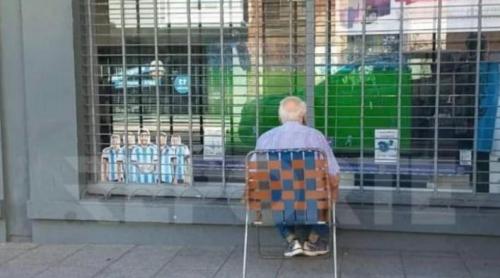 Carlo, un argentinian de 83 de ani, a urmărit Cupa Mondială în fața unui magazin și a emoționat internetul (video)