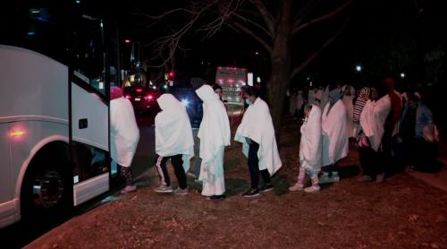 Autobuze cu imigranți au ajuns în fața casei vicepreședintei Kamala Harris în Ajunul Crăciunului