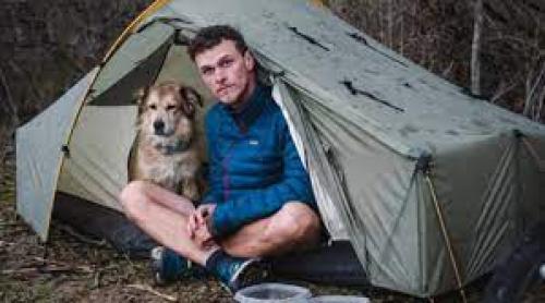 Un bărbat și câinele său au făcut înconjurul lumii în 7 ani. Mergând pe jos
