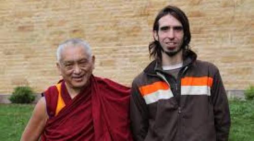 Povestea fostului călugăr tibetan, discipolul lui Dalai Lama, care a ajuns să petreacă în Ibiza