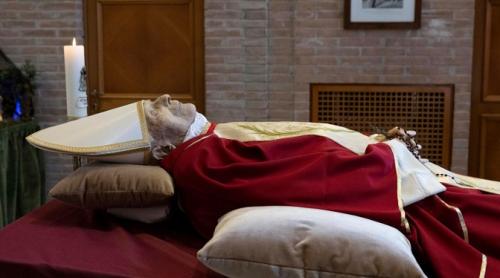 Vaticanul publică primele fotografii cu trupul neînsuflețit al papei Benedict al XVI-lea