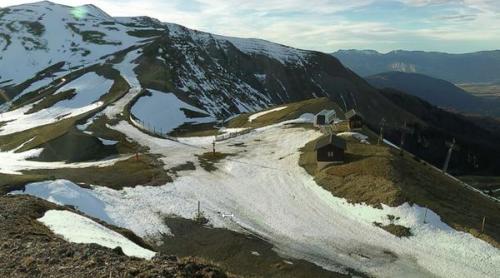 Stațiunile de schi din Alpi se închid una după alta din lipsă de zăpadă oferind în schimb "coborâri cu bicicleta"
