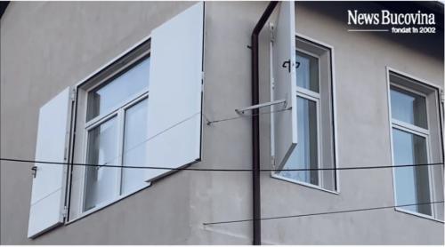 O școală din Suceava beneficiază de îmbunătățiri. La ferestre au fost montate UȘI în loc de obloane.