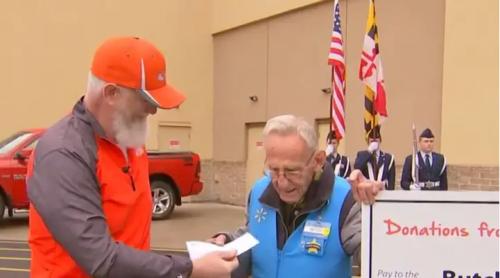 Un gest mic schimbă viața unui om: un veteran de 82 de ani nevoit să muncească într-un supermarket primește o donație de 100.000 de dolari