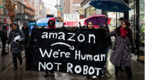 Angajat Amazon moare pe podeaua depozitul fără ca cineva să intervină. ”Suntem oameni, nu roboți”