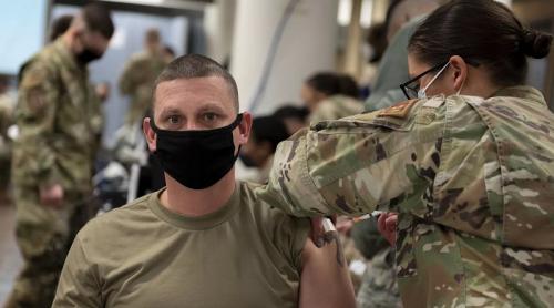 Pentagonul renunță la obligația de vaccinare împotriva COVID-19 pentru trupele armatei