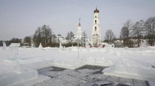 Putin a făcut baia tradițională de Bobotează în apa înghețată dar „fără fotografii”