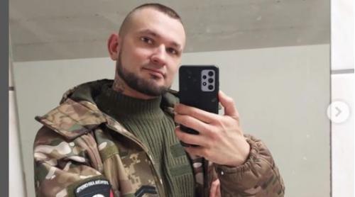 Un cunoscut soldat ucrainean LGBTQ+ s-a filmat printre bombardamente pentru a cere drepturi pentru comunitatea sa