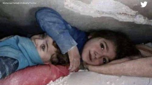 Fotografia dragostei fără margini: O fetiță și-a protejat fratele sub dărâmături timp de 17 ore