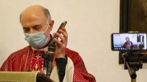 Un preot binecuvântează telefoanele pentru a apăra oamenii de știri false și ura exacerbată de platformele de social-media