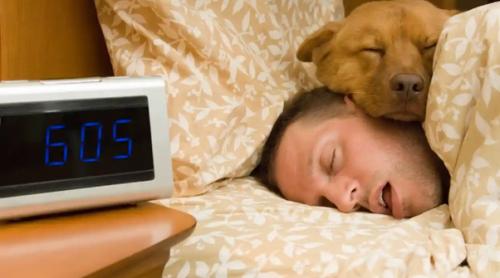Studiul confirmă: oamenii au nevoie de mai multe ore de somn iarna