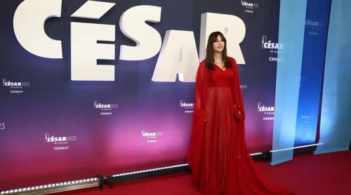 Monica Bellucci, strălucitoare într-o rochie roșie Dior la premiile César (video)