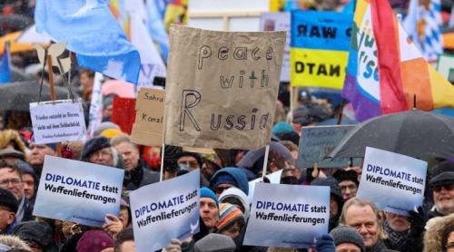 Berlin:10.000 de manifestanți cer oprirea livrării de arme către Ucraina”: „Nu e războiul nostru”