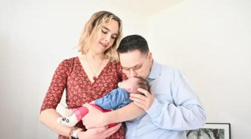 Un cuplu transgender dă naștere unui copil: tatăl este mama biologică iar mama este tatăl biologic