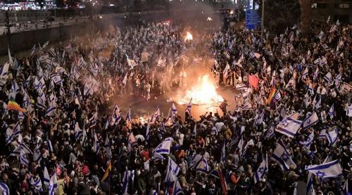 Mii de israelieni au ieșit în stradă după demiterea ministrului apărării: „Bibi, pleacă!”