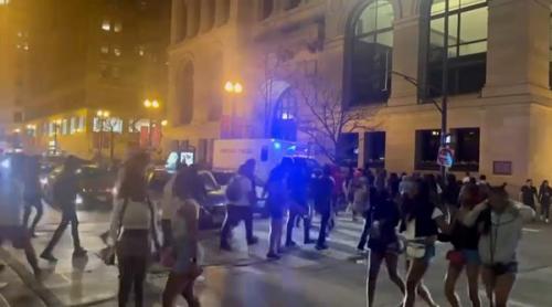 SUA: sute de adolescenți terorizează orașul Chicago, distrug mașini și atacă turiști