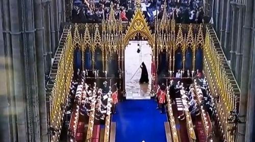 "Moartea cu coasa" a apărut la la Westminster Abbey în timpul încoronării regelui Charles: „Pe cine caută?”