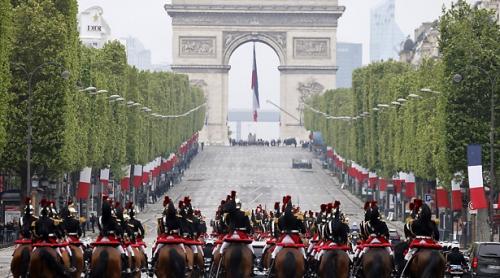 Macron a comemorat ziua de 8 mai pe un bulevard Champs-Elysées aproape gol: prezența publicului a fost interzisă (video)