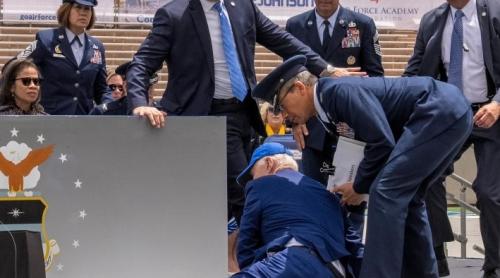 Biden cade de pe scenă la ceremonia de absolvire Air Force: "Este bine" spune Casa Albă