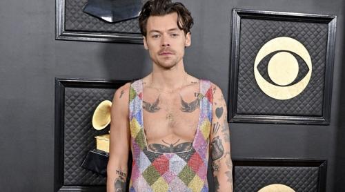 Harry Styles „se joacă cu codurile de gen” pentru a redefini masculinitatea