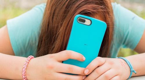 Un oraș din Irlanda interzice smartphone-urile copiilor sub 13 ani: "Copilăria devine din ce în ce mai scurtă”