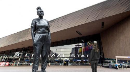 În Piața Gării din Rotterdam, statuia unei femei de culoare îmbrăcată în trening stârnește critici