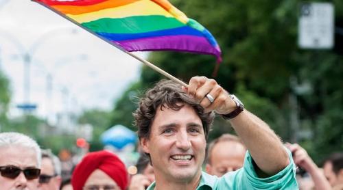 Justin Trudeau dă vina pe „dreapta americană” pentru musulmanii care se opun LGBTQ cu sloganul:  „Lasă-ne copiii în pace!”